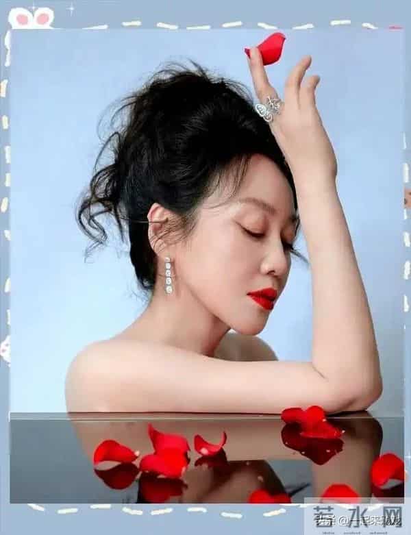 闫妮笑起来的梨涡依旧,眼神清澈明亮,美得如此真实、自然的女神