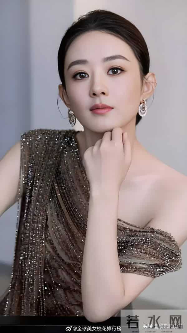 鎏金裙装衬着浅笑，每一缕光影都在诉说她的明媚