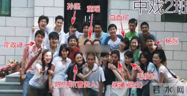 42岁杨烁断崖衰老，生图下脸黑皮松肉垮，走路弯腰驼背没霸总气场