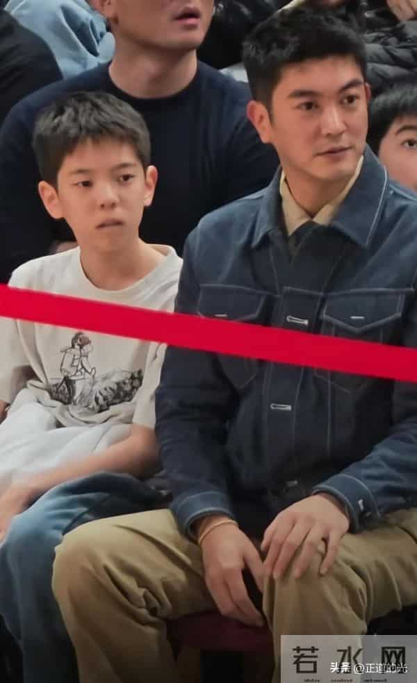 杜江带儿子看男篮比赛 嗯哼龅牙 两颊鼓像金鱼嘴 12岁身高近1米7