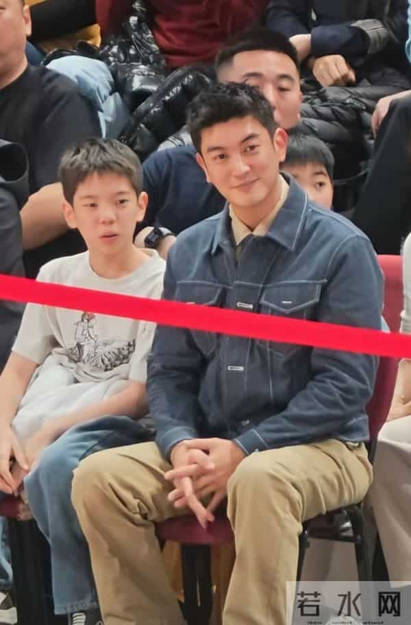 杜江带儿子嗯哼看男篮世预赛，儿子与妈妈霍思燕越来越像！