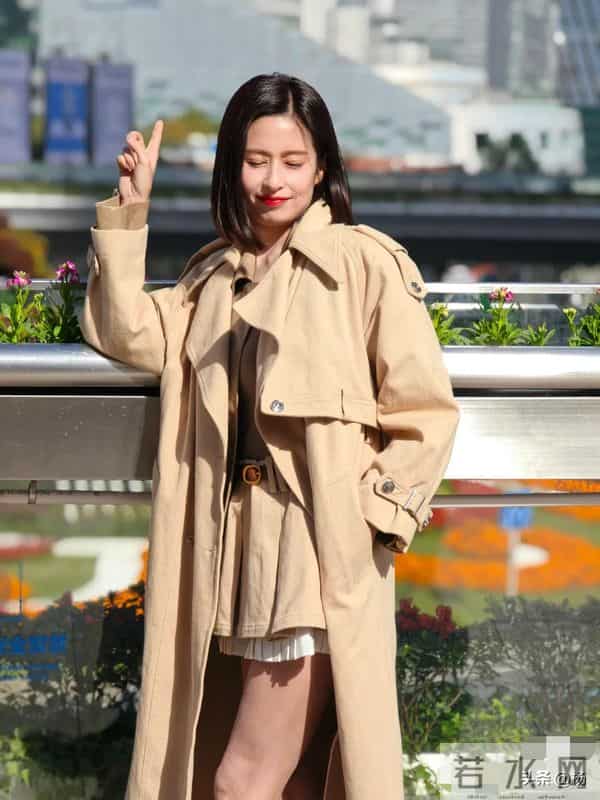 36岁颖儿现身上海，穿着小短裙，露出两条美腿，身材看起来真苗条