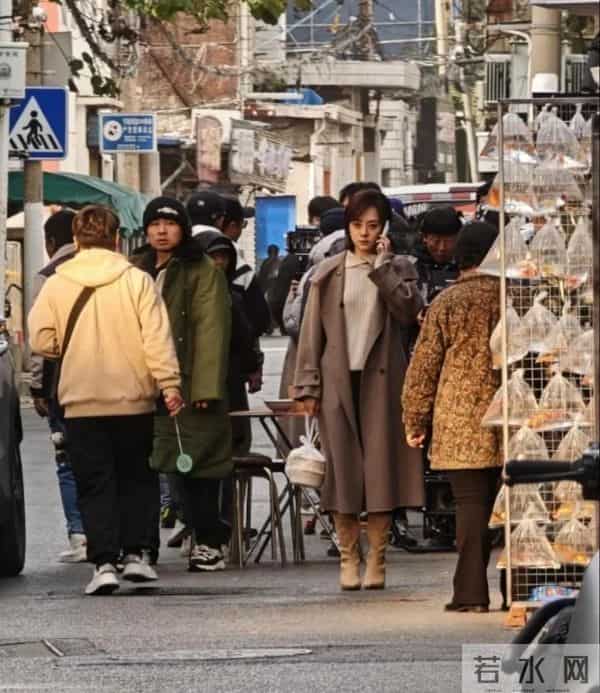 43岁孙俪在无锡拍戏被偶遇，她留着短发，穿毛呢大衣搭长靴，真美