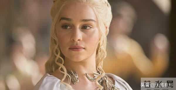 一脱成名的“龙妈”：身材火辣为艺术献身，因裸戏出名却拒绝裸戏