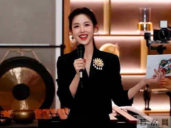 邓文迪大女儿瘦了后更漂亮了，24岁生日蛋糕造型奇特，换了新男友