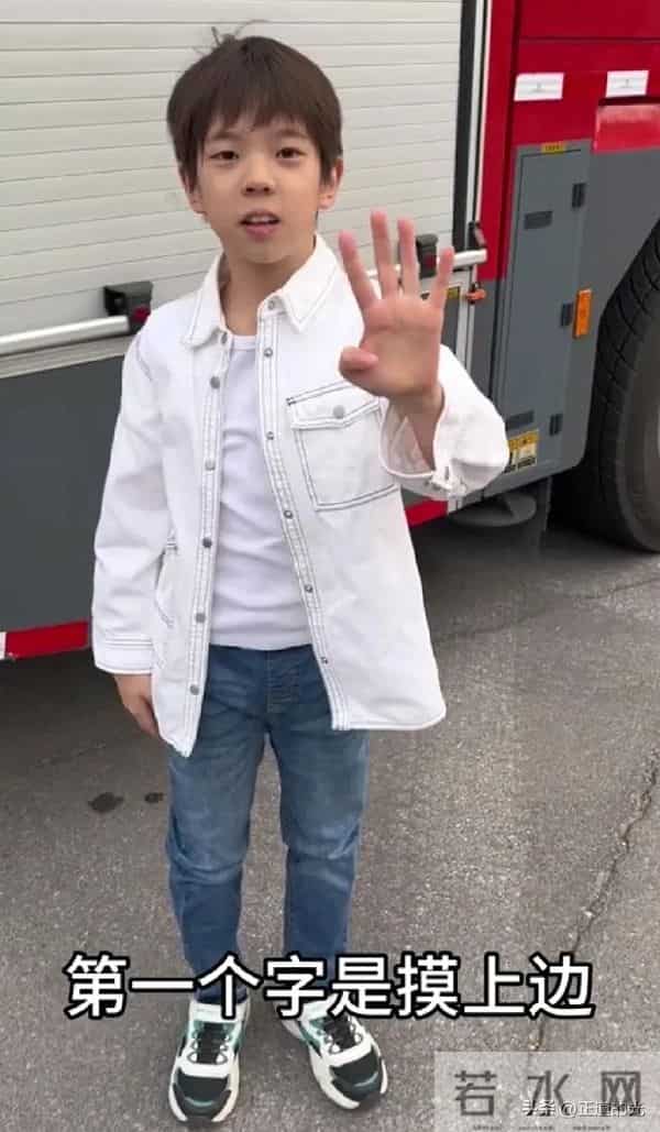 杜江带儿子看男篮比赛 嗯哼龅牙 两颊鼓像金鱼嘴 12岁身高近1米7