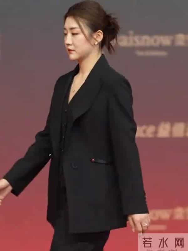 厦门红毯“见光死”，宋轶副乳尴尬，高圆圆皮松肉垮，王丽坤脸胖