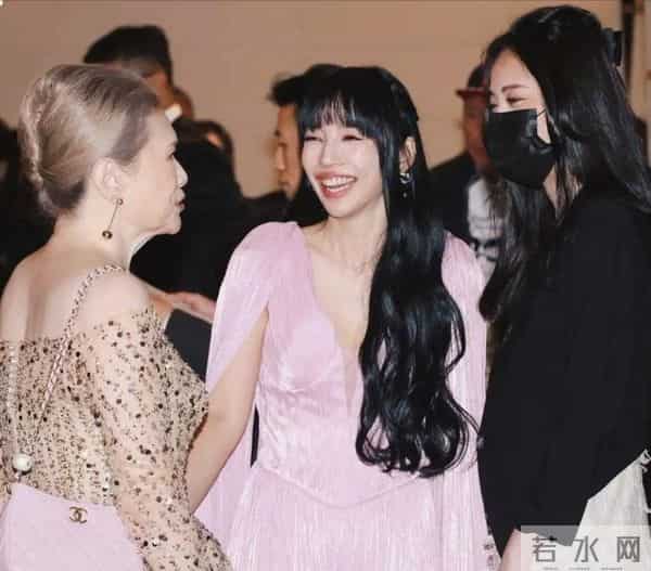 李靓蕾参加许玮甯婚礼,深V长裙抢风头,笑起来嘴很大被嘲讽