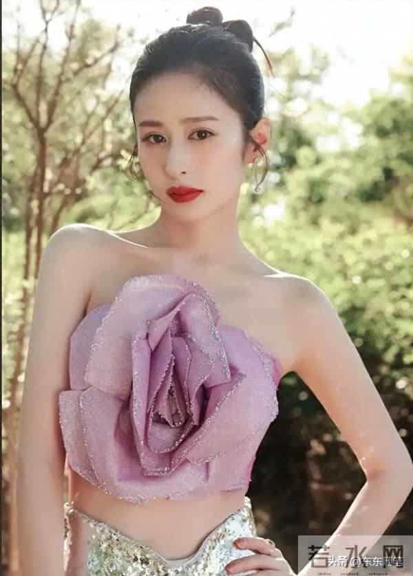 颖儿手机店被偶遇，生图皮松肉垮还歪嘴，穿超短裙腿白嫩还修长