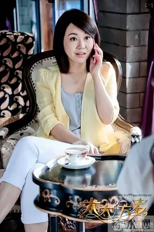 闫妮笑起来的梨涡依旧,眼神清澈明亮,美得如此真实、自然的女神