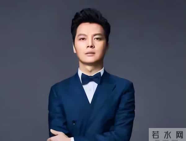 他娶了身价过亿女富豪，45岁再当爹，但去世的父亲成了他的心病