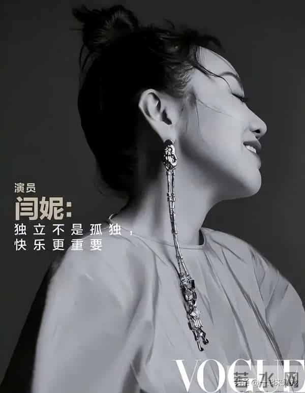 闫妮笑起来的梨涡依旧,眼神清澈明亮,美得如此真实、自然的女神