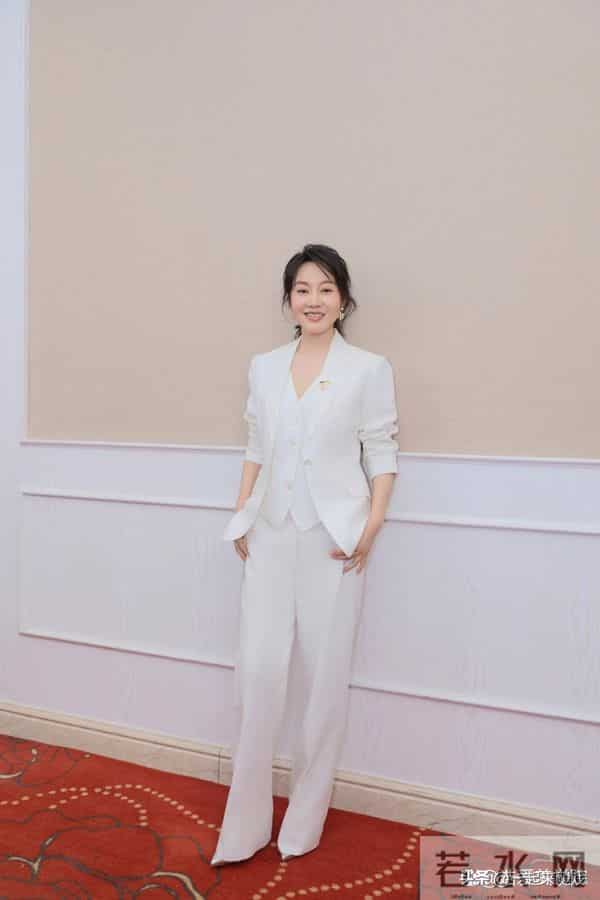 闫妮笑起来的梨涡依旧,眼神清澈明亮,美得如此真实、自然的女神