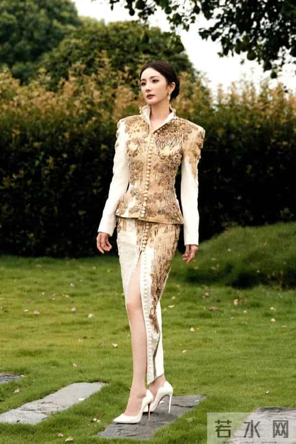 杨幂鎏金旗袍配红底鞋，这腰臀比是女娲炫技吧！