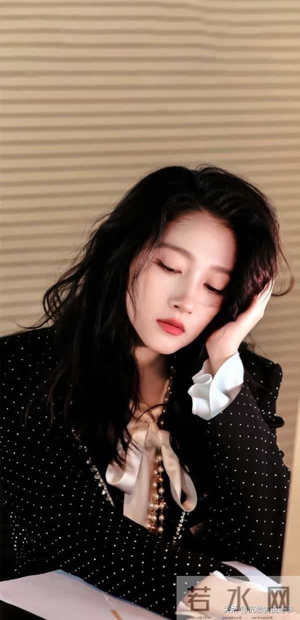 关晓彤红卷配黑裙‖甜酷复古美到心颤