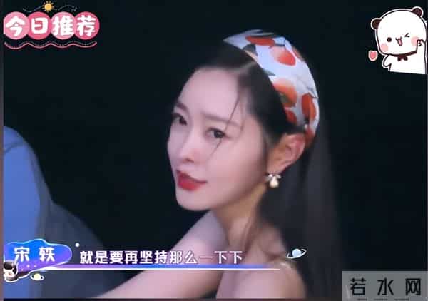 同样是奔三的女星，宋轶深夜素颜白到发光，虞书欣盛装出席被喷丑