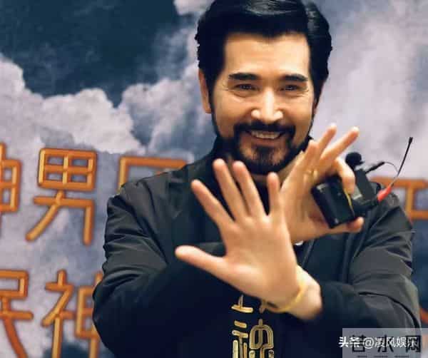 64岁费翔独居英国，房子自带超大花园，母亲去世后养猫为伴不孤单