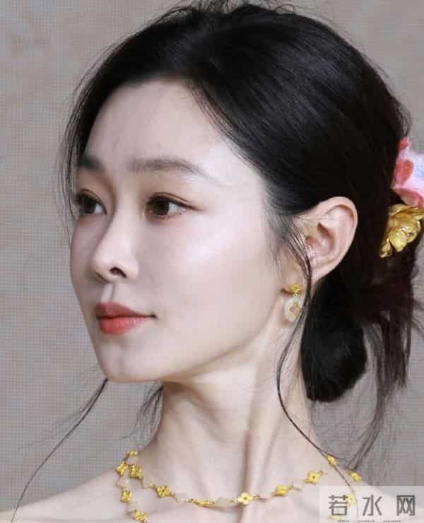 同样是奔三的女星，宋轶深夜素颜白到发光，虞书欣盛装出席被喷丑