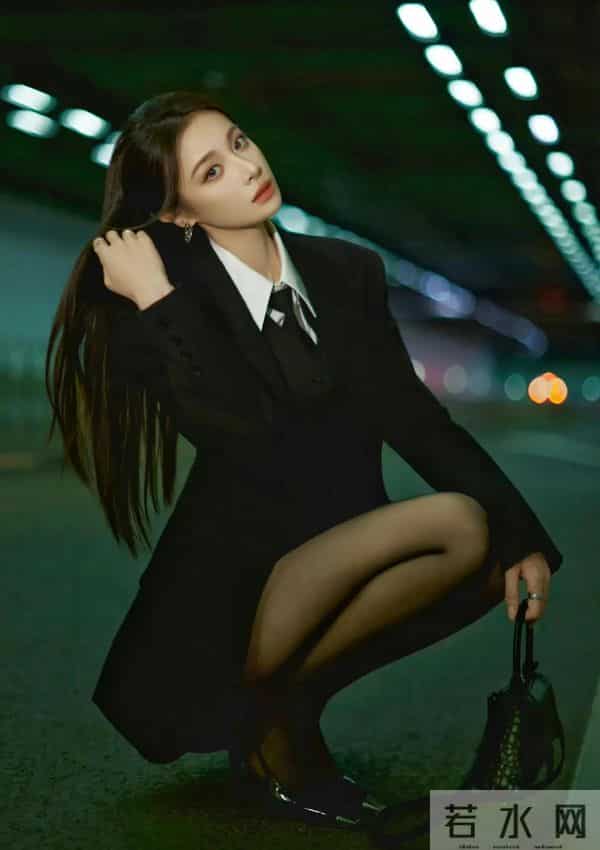 隆妮，白色衬衫黑色西装，黑色丝袜太诱人了