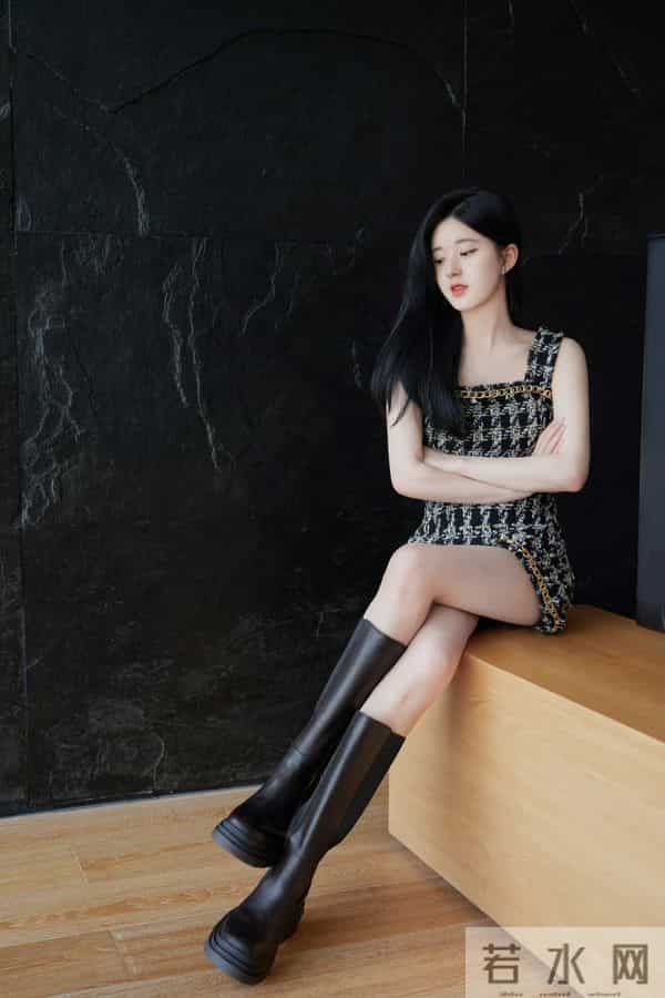 赵露思｜长筒靴下大白腿，更显气质又显美