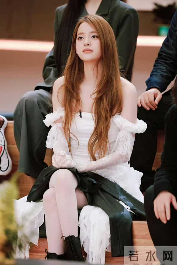 欧阳娜娜舞台戴白色蕾丝手套，穿白色丝袜，光彩照人