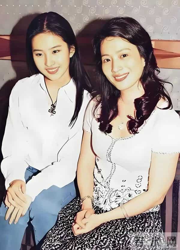 刘亦菲母亲刘晓莉：今66岁仍单身，身材傲人，长得比女儿还漂亮