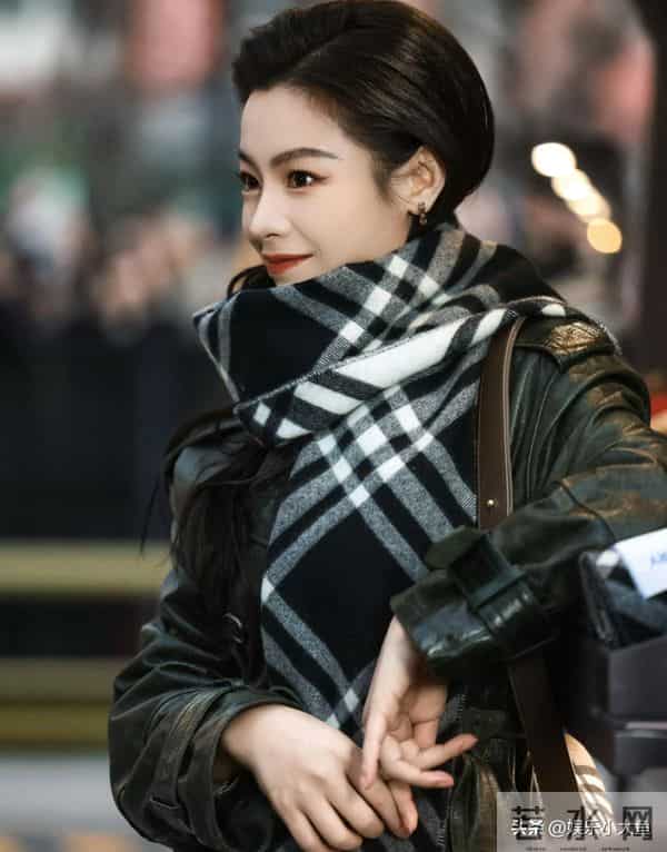 陈丽君现身精品店开幕活动，皮衣配湿发背头，刚柔并济的气质好美