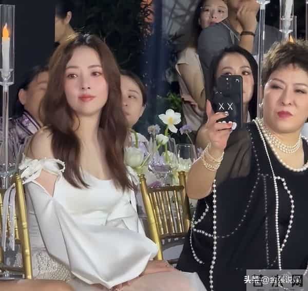 郭碧婷三亚走秀，双目无神被张予曦抢风头，曾曝女儿被同学孤立