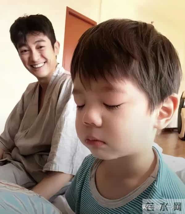 12岁嗯哼下巴后缩 小小一只 没有遗传双眼皮 脸型像杜江 五官像霍思燕