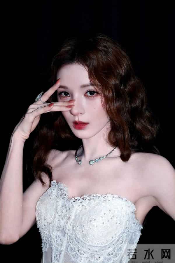 张予曦性感蕾丝抹胸礼服