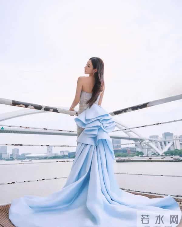 程潇抹胸礼服写真，身材太好了