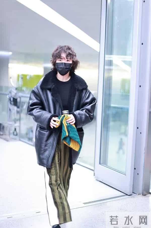 窦靖童穿皮毛外套烫卷发！个性潇洒，气质越来越像王菲