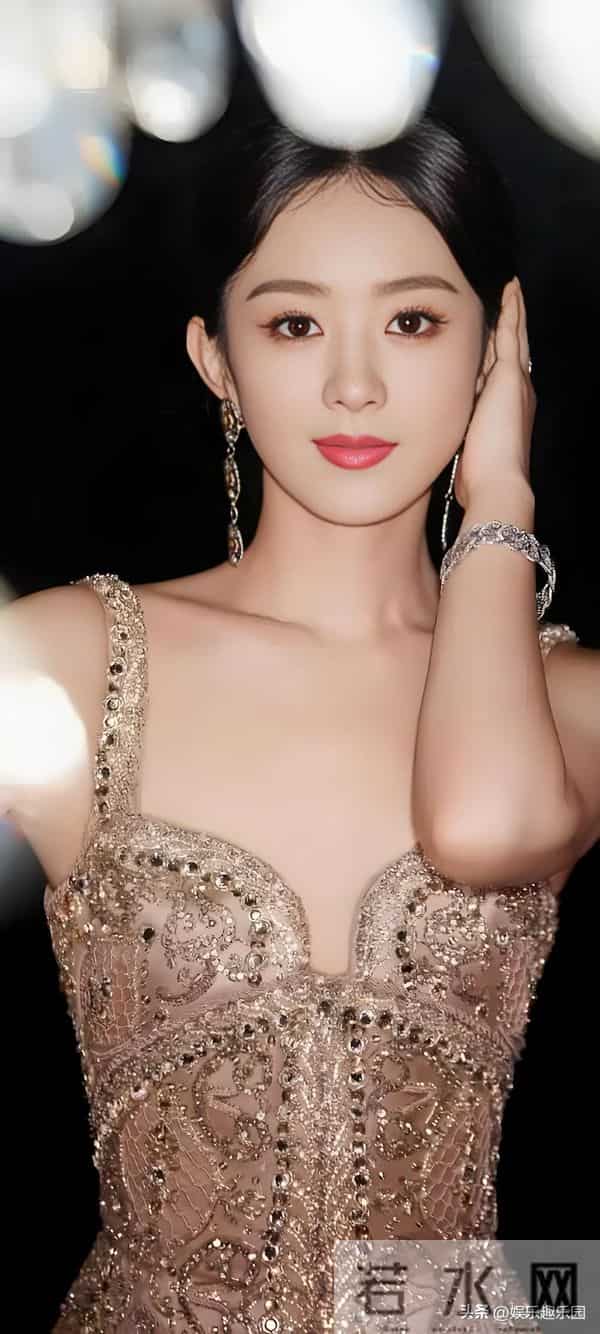 鎏金裙装衬着浅笑，每一缕光影都在诉说她的明媚