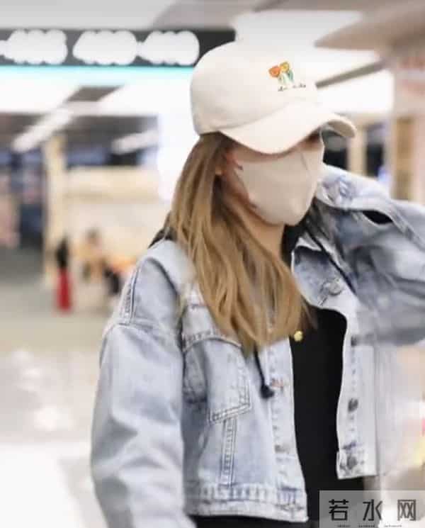 11.28刘诗雯抵达杭州，牛仔外套配帽子尽显休闲洒脱气质