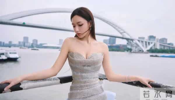 程潇抹胸礼服写真，身材太好了