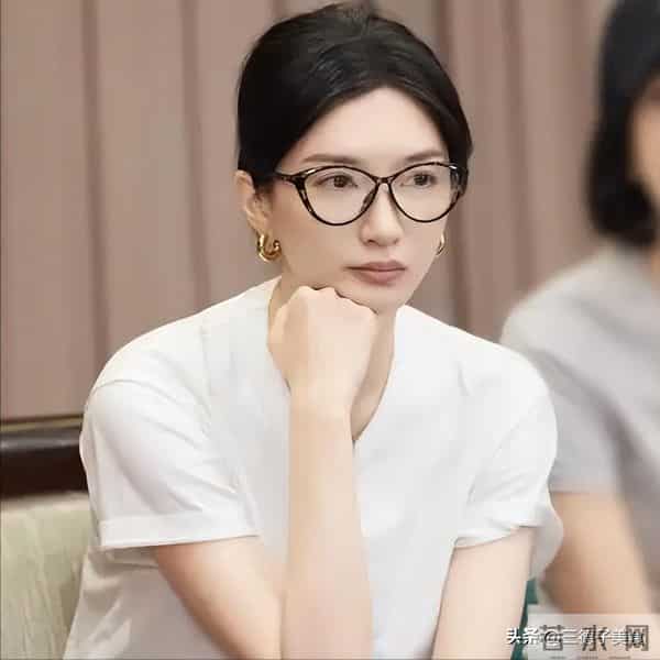 与富豪海外产子真相大白6个月，39岁江疏影露面，近照曝光大变样