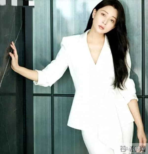 殷桃亮白长裤配修身西装，妩媚气场太绝了