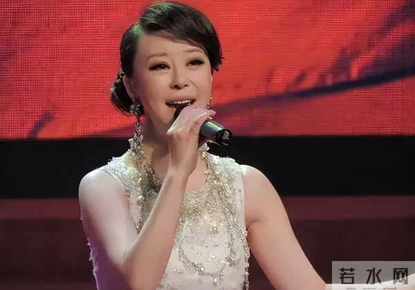 她9次登上春晚，却被谣传嫁给大31岁高层，如今49岁的她依旧单身