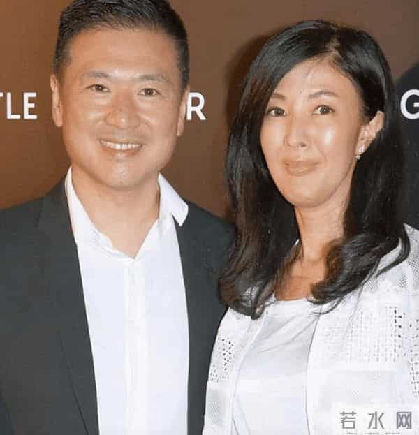 靠妹妹李嘉欣介绍，嫁给十亿富豪的李嘉明，一家人都不是省油的灯