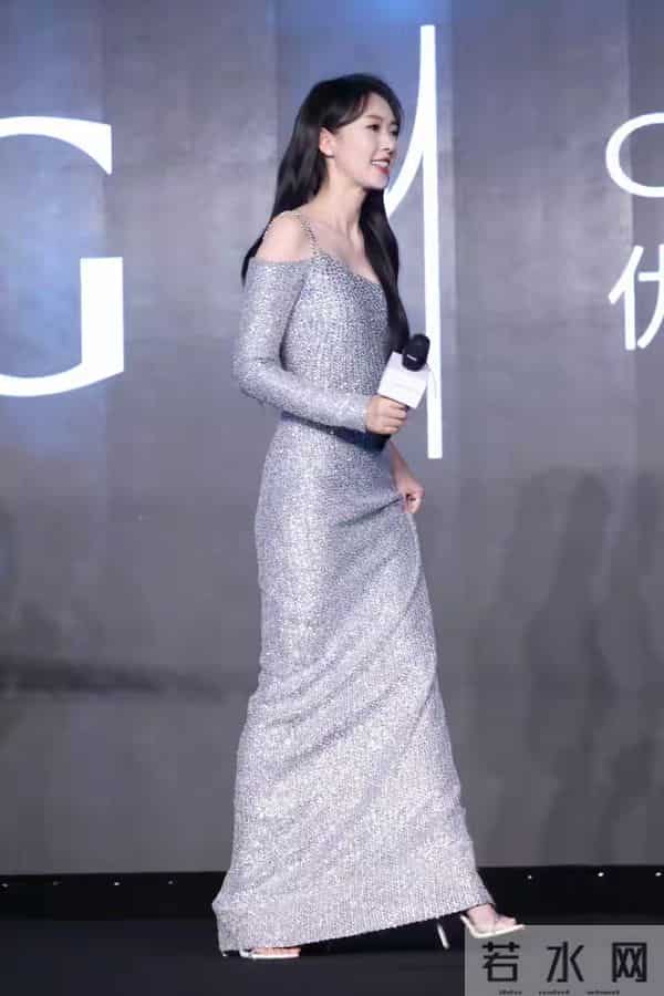 童瑶活动现场脚踩高跟，真是女神级别