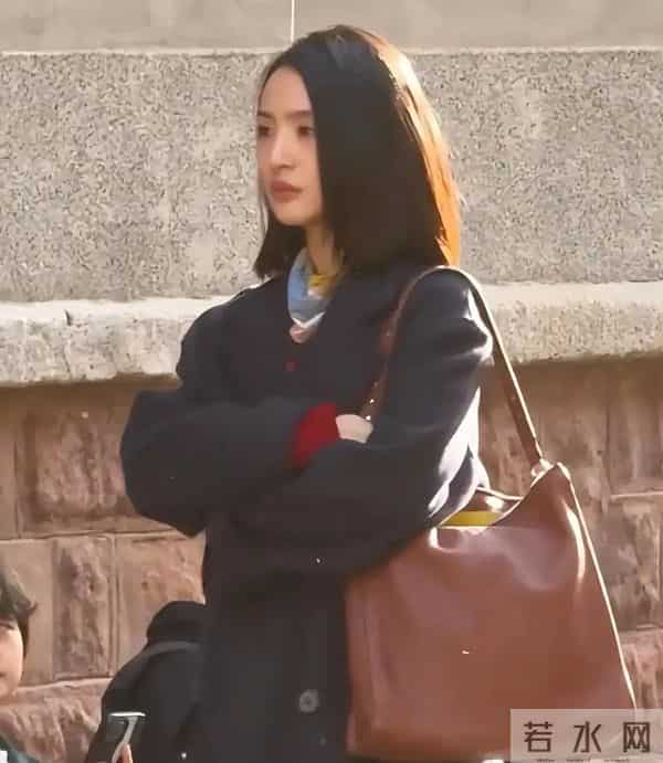 43岁林依晨武汉被偶遇，鼻大唇厚一脸男相，自曝20岁就开始写遗书