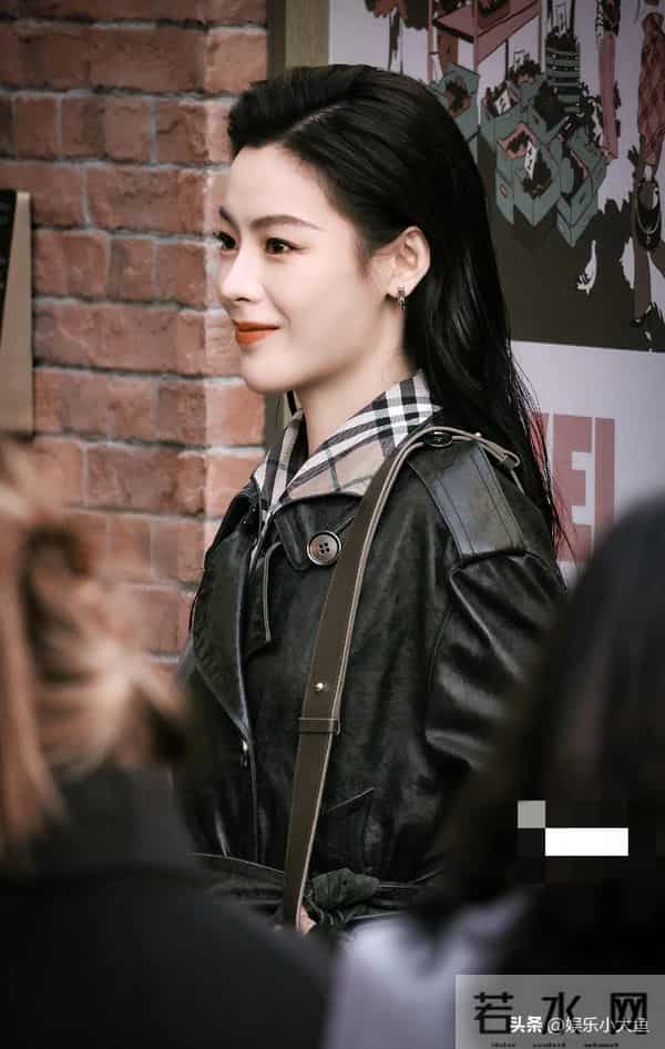 陈丽君现身精品店开幕活动，皮衣配湿发背头，刚柔并济的气质好美