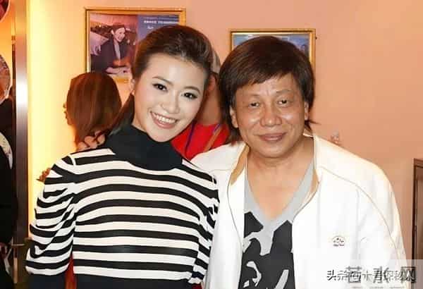 “陈真”梁小龙：定居成都当老板，77岁身手矫健，儿女双全很幸福