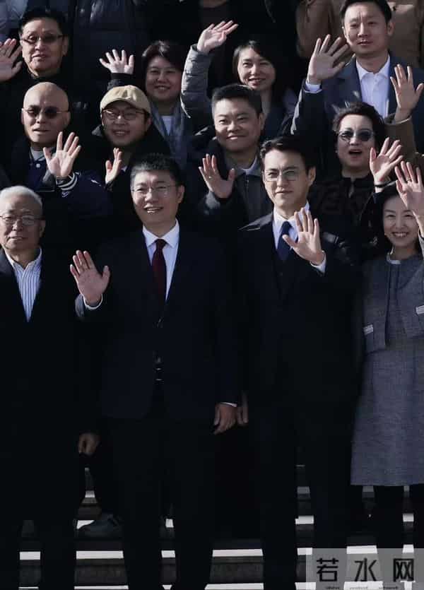 佟丽娅回母校！晒美照庆中戏75周年，依然是校花站C位，靳东也在