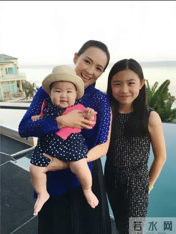 汪峰女儿小苹果早恋，穿沙滩短裤和男友合照，三任后妈章子怡最暖