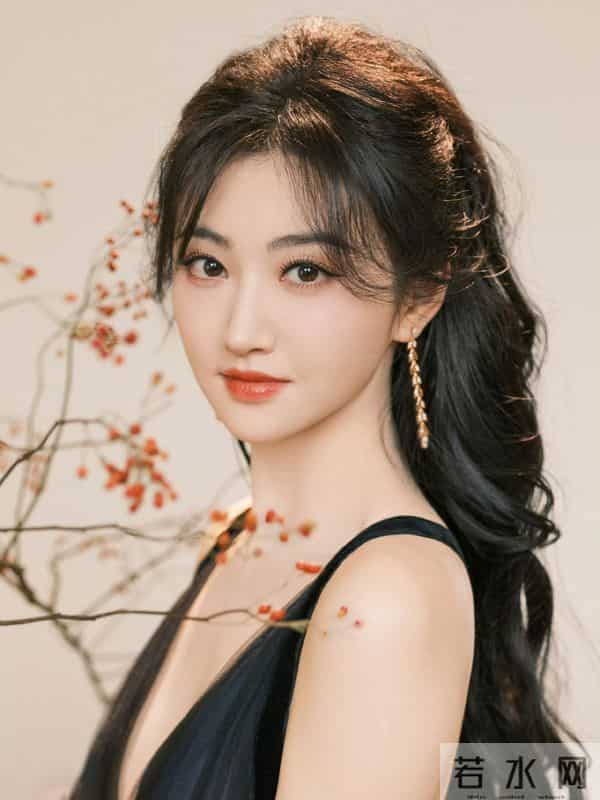 景甜一袭深V露背长裙性感妩媚