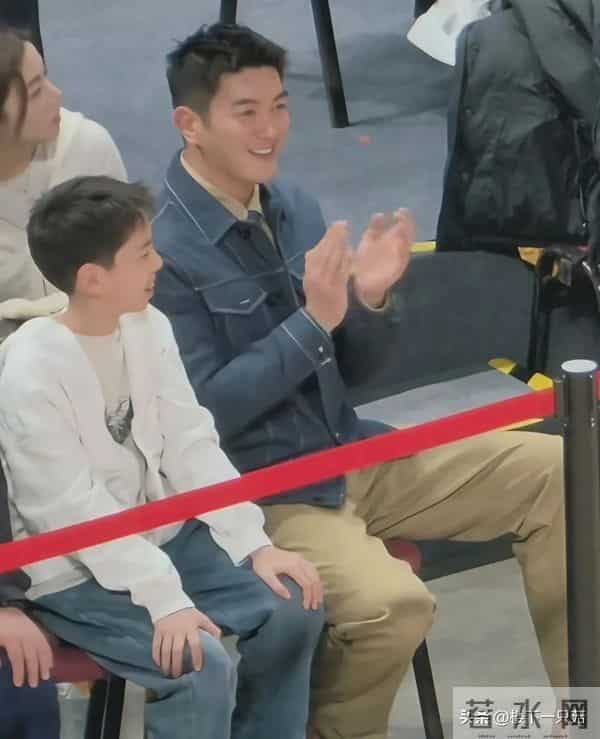 12岁嗯哼下巴后缩 小小一只 没有遗传双眼皮 脸型像杜江 五官像霍思燕