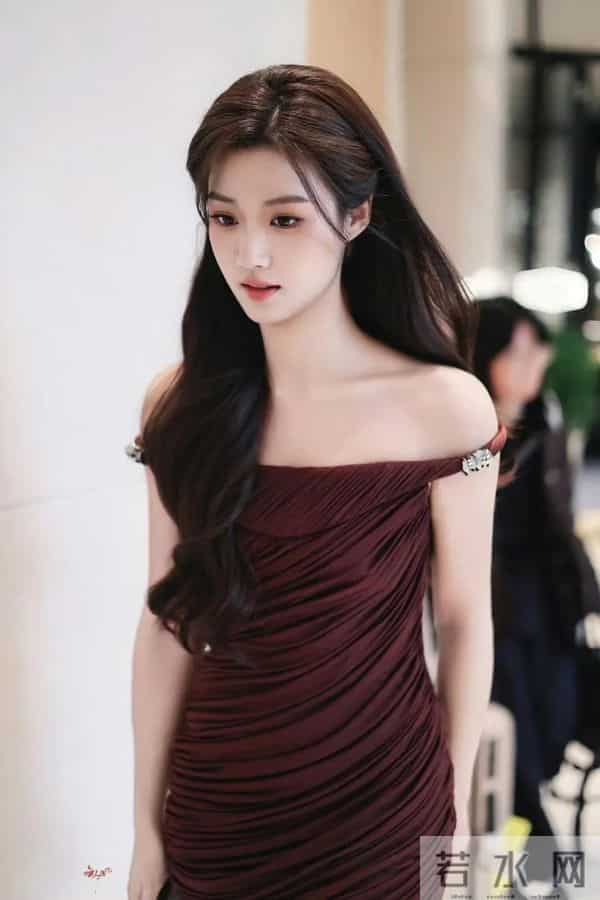 卢昱晓最新物料，归国千金既视感，肤白貌美