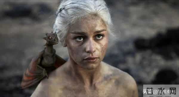 一脱成名的“龙妈”：身材火辣为艺术献身，因裸戏出名却拒绝裸戏