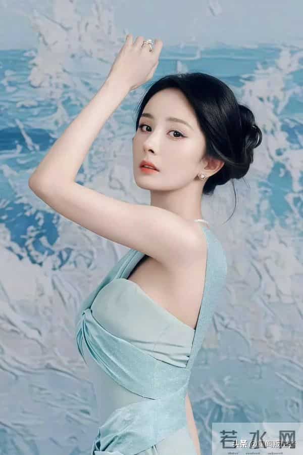 我的天，人间尤物杨幂的少女感真不是吹的，甜妹纯欲天花板